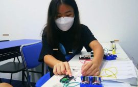 p4 science tuition student conducting experiment